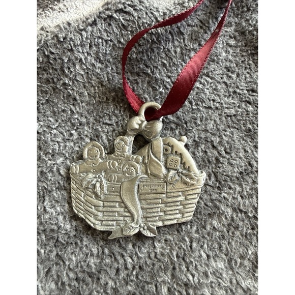 Longaberger Other - Longaberger 1996 Gingerbread Basket Pewter Christmas Ornament Tie On